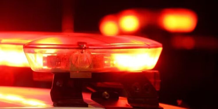 Mulher é presa suspeita de maus-tratos após crianças serem encontradas em situação de vulnerabilidade na PB