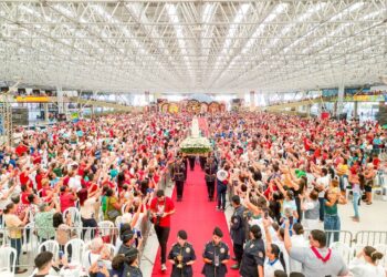 Fiéis participam da tradicional Festa de Pentecostes em João Pessoa neste domingo (24)