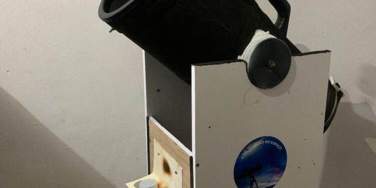 Jovem monta telescópios com materiais recicláveis, viraliza nas redes sociais e realiza sonho de observar o espaço: 'Tenho orgulho de ter feito acontecer'
